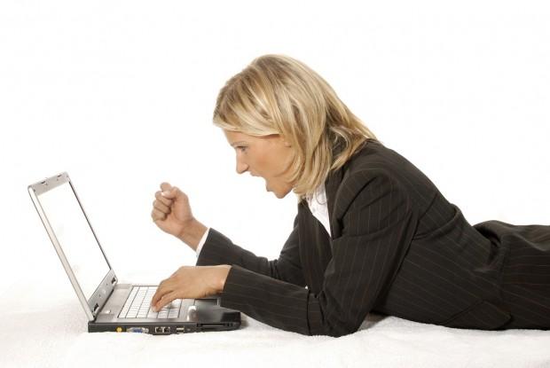 Blondine mit laptop