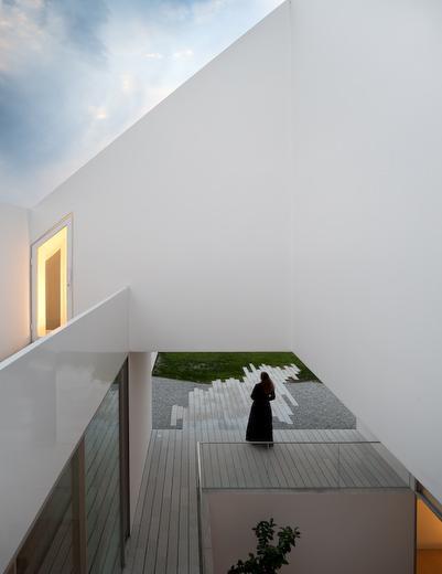Una casa muy especial en Leiria por Aires Mateus / A very special house in Leiria (Portugal), by Aires Mateus