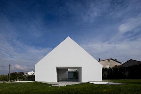 Una casa muy especial en Leiria por Aires Mateus / A very special house in Leiria (Portugal), by Aires Mateus