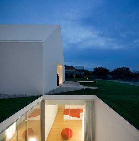 Una casa muy especial en Leiria por Aires Mateus / A very special house in Leiria (Portugal), by Aires Mateus
