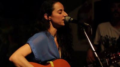 Paula y los besos y el azul impreciso