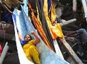 India: Sobreviven personas derrumbe edificio