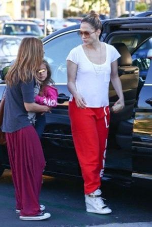 Jennifer López, a la compra con chándal y playeros