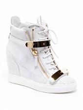 Jennifer López, a la compra con chándal y playeros