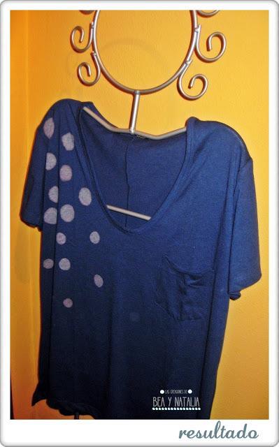 Camiseta DIY: lunares con lejía Camiseta DIY: lunares con lejía
