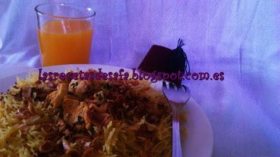 Fideos al vapor con pollo. (Plato marroquí).