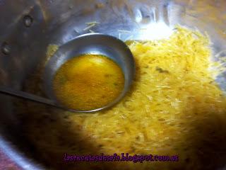 Fideos al vapor con pollo. (Plato marroquí).