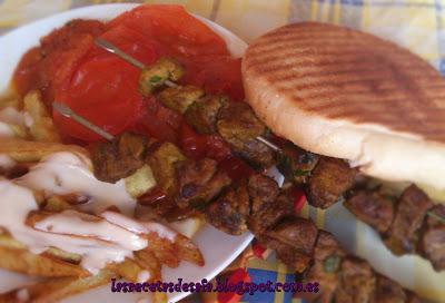 Pinchos de carne de ternera y tomate frito.