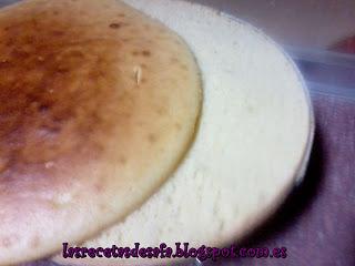 Tarta de nata, rellena de crema de Limón.