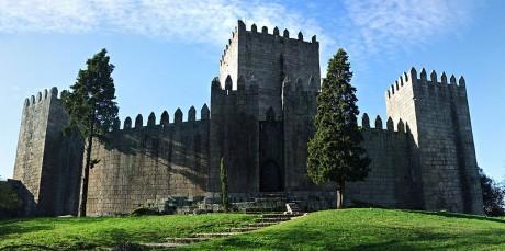 800px Castelo de Guimaraes 460x229 El magnífico Castillo de Guimarães