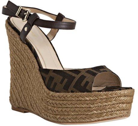 Espadrilles, sandalias de esparto con plataforma...Quién dijo que no eran elegantes?