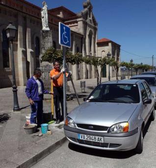 Aparcamiento para discapacitados junto a la iglesia en el Ayuntamiento de A Estrada Bernabé / Luismy