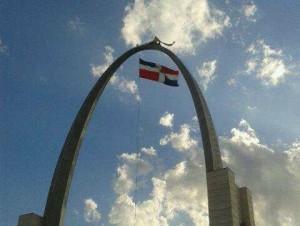 Hombre sube a cima Arco de Bandera en rechazo a Barrick Gold.