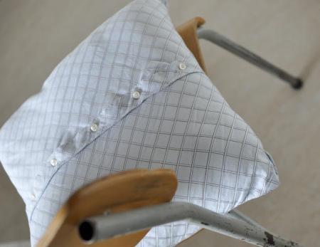 hazlo tu mismo cojín camisa estilo y diseño nórdico escandinavo estilismo de interiores diy cojines con camisas decoracion halloween decoración diseño de interiores cojines bonitos habitacion infantil blog decoración nórdica blog decoración de interiores accesorios para el hogar 