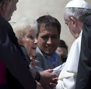 Las Abuelas de Plaza de Mayo y el papa Francisco.