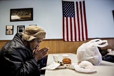 Muestra recoge las fotografías premiadas en el World Press Photo 2013 At The Dining Hall / Jacob Ehrbahn