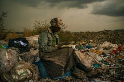 Muestra recoge las fotografías premiadas en el World Press Photo 2013 At The Dandora Dump / Micah Albert
