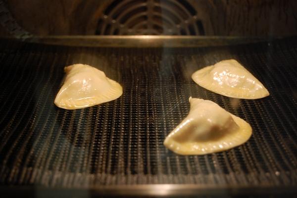 Unas empanadillas diferentes: Empanadillas de espárragos y gambas.