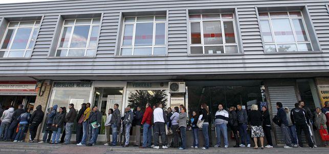 La economía caerá el 1 por ciento y el paro seguirá sobre el 25 en 2013, según Esade