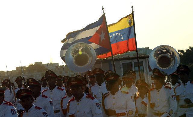 FIDEL CELEBRA SU CONTROL SOBRE VENEZUELA CON MADURO