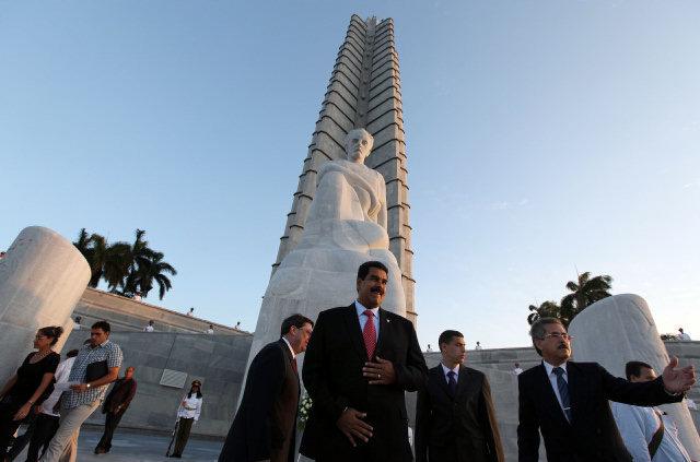FIDEL CELEBRA SU CONTROL SOBRE VENEZUELA CON MADURO