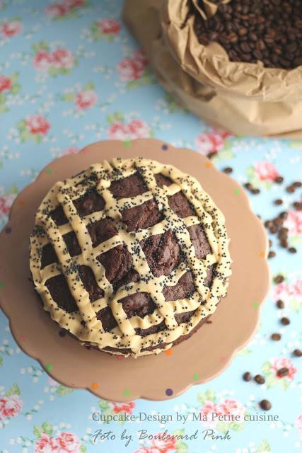 Tarta de chocolate y crema de café acompañada de personas agradable y Love Lemonade