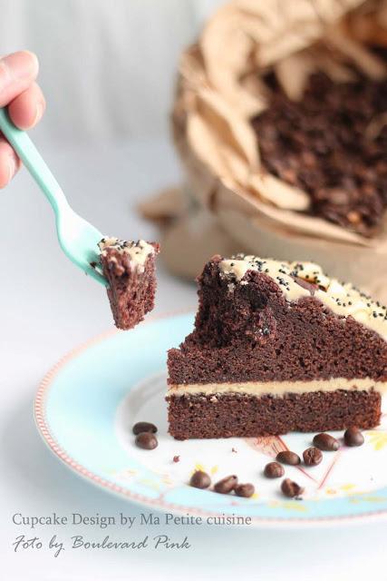 Tarta de chocolate y crema de café acompañada de personas agradable y Love Lemonade