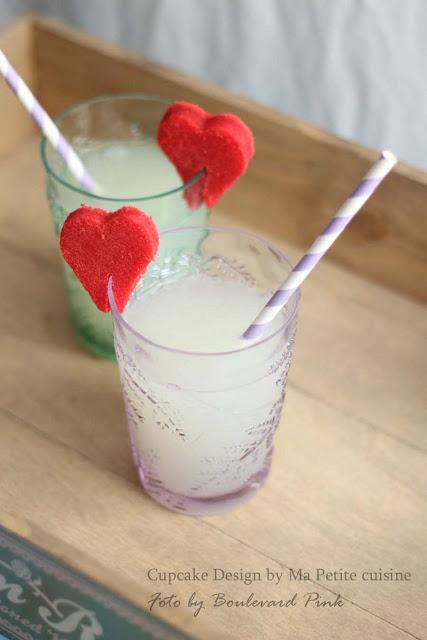 Tarta de chocolate y crema de café acompañada de personas agradable y Love Lemonade