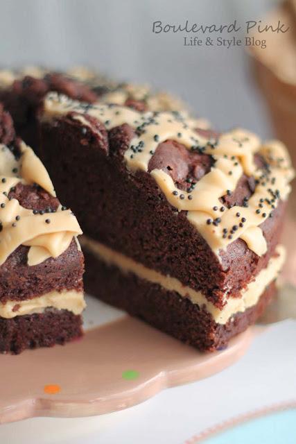 Tarta de chocolate y crema de café acompañada de personas agradable y Love Lemonade