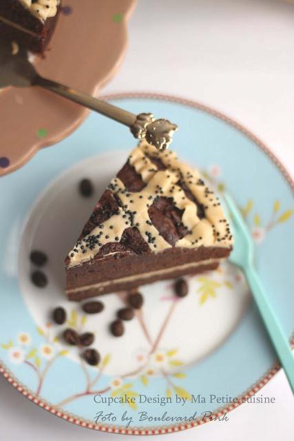 Tarta de chocolate y crema de café acompañada de personas agradable y Love Lemonade