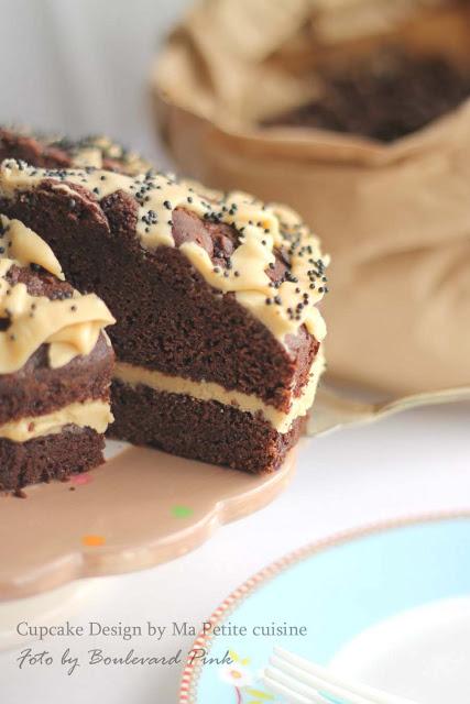 Tarta de chocolate y crema de café acompañada de personas agradable y Love Lemonade