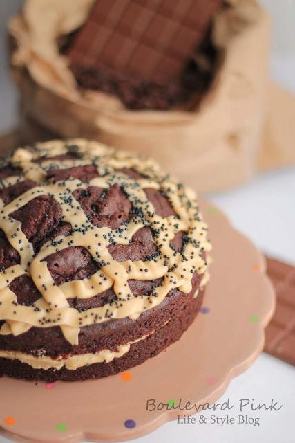 Tarta de chocolate y crema de café acompañada de personas agradable y Love Lemonade