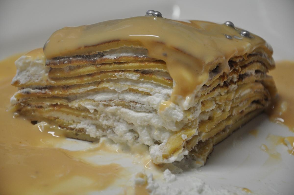 Tarta De Tortitas, Rellena De Nata Con Salsa Praliné