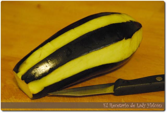 Bocadillos de berenjena rellenos de queso y pavo