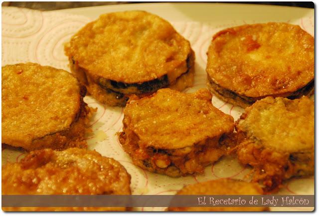 Bocadillos de berenjena rellenos de queso y pavo