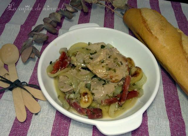 Carne encebollada