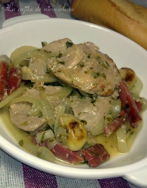 Carne encebollada