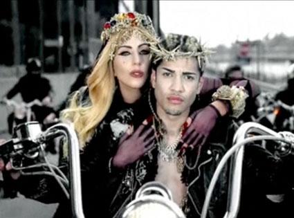Subastarán una de las motos del video de Judas de Lady Gaga