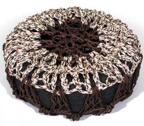 neumático-reciclado-cubierto-con-cuerdas-de-nylon-recicladas