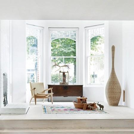 suelos de madera planchas muebles de diseño silla ch24 grandes ventanales tragaluces estilo nórdico en londres estilo nordico diseño decoración diseño de interiores decoración casas unifamiliares en blanco decoración casa victoriana londres blog decoración nordica escandinava bañera plateada decoración accesorios hogar fibras naturales 