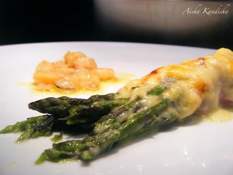 ESPARRAGOS ENVUELTOS EN JAMÓN Y SALMÓN GRATINADOS CON BECHAMEL DE CALABACÍN