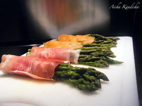 ESPARRAGOS ENVUELTOS EN JAMÓN Y SALMÓN GRATINADOS CON BECHAMEL DE CALABACÍN