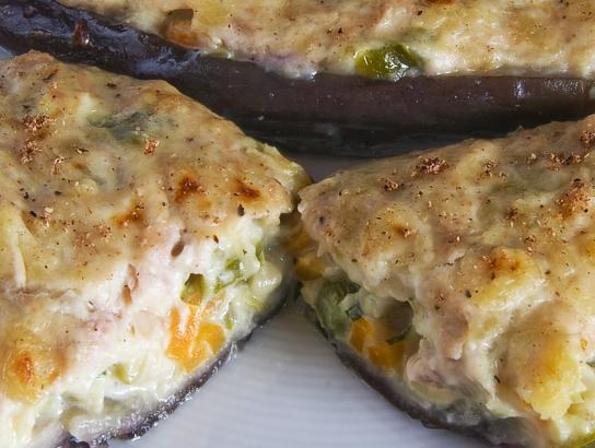 Berenjenas rellenas gratinadas con besamel de atún