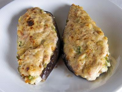 Berenjenas rellenas gratinadas con besamel de atún