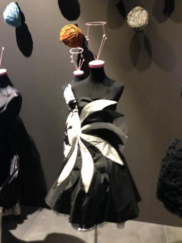 Moda años 40,50,60 y automóviles de época en el Museo del Automóvil en
Málaga.