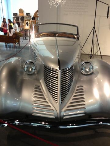 Moda años 40,50,60 y automóviles de época en el Museo del Automóvil en
Málaga.