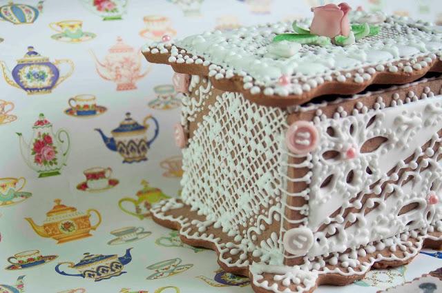 CAJA DE  GALLETA DECORADA III Y GALLETAS CON FOTOS