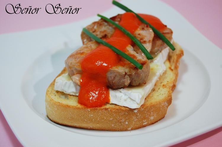 Pincho de cerdo ibérico, queso Camembert y salsa de pimientos rojos.
