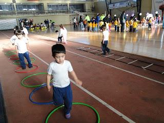 PÁRVULOS DE JARDINES INFANTILES DE LA JUNJI REPLETARON EL GIMNASIO FISCAL HACIENDO ACTIVIDAD FÍSICA