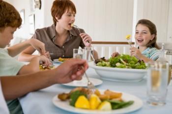 Comer en familia promueve una mejor alimentación Comer en familia promueve una mejor alimentación
